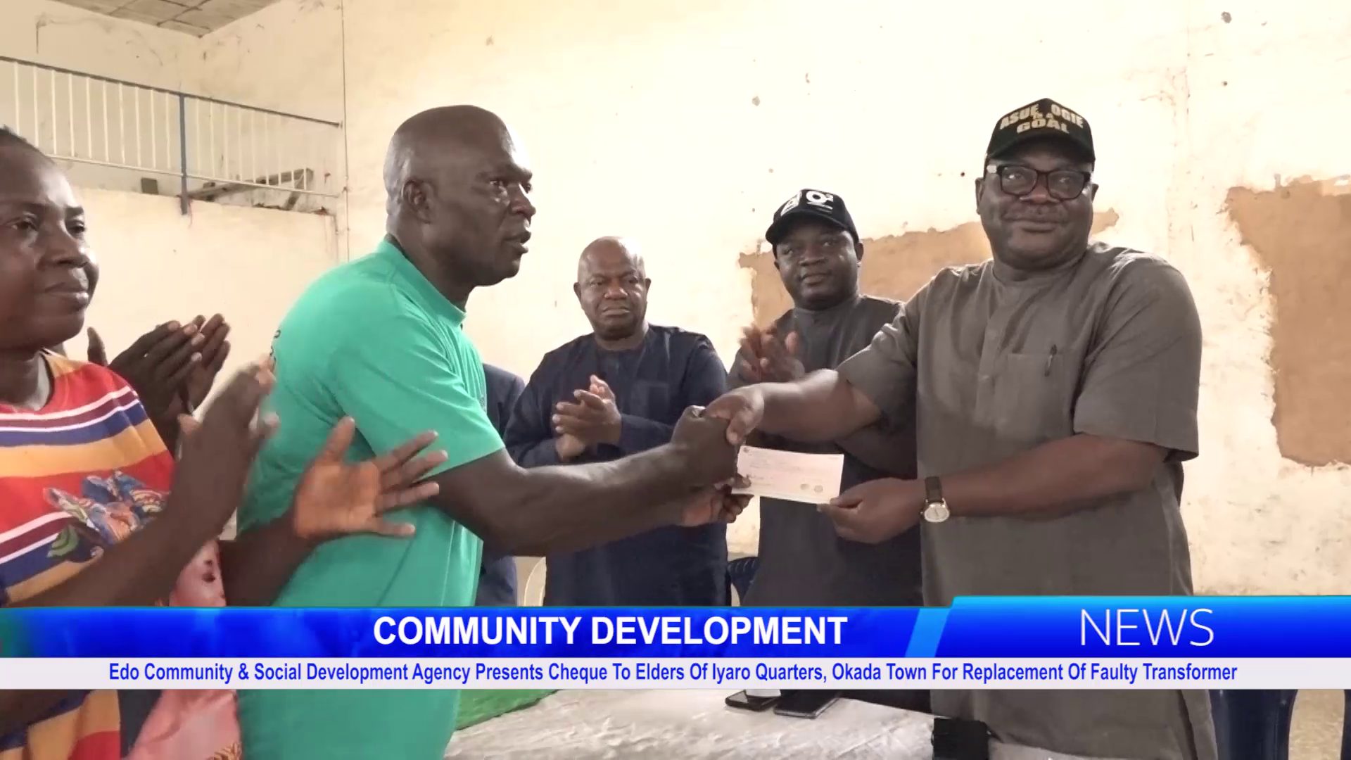Edo Community & Social Development Agency Presents Cheque To Elders Of Iyaro Quarters, Okada Town For Replacement Of Faulty Transformer